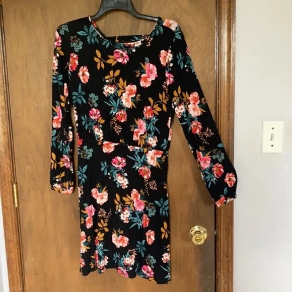 Relisted Loft dress floral print with cut out in back party event casual 6P - Picture 2 of 13